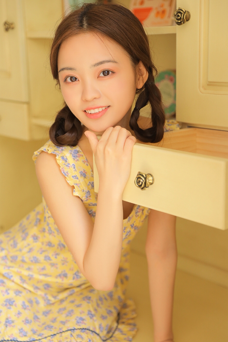 麻花辫美眉吊带碎花裙室内写真