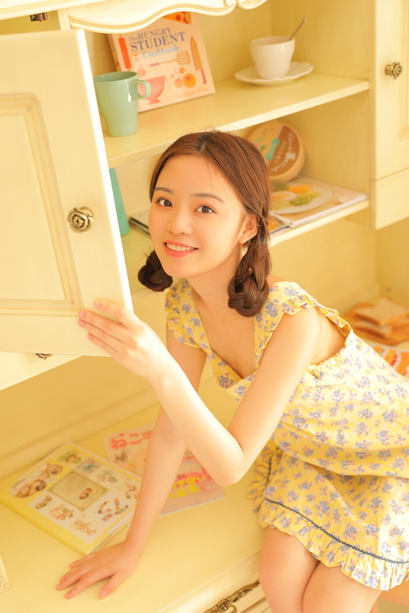 麻花辫美眉吊带碎花裙室内写真