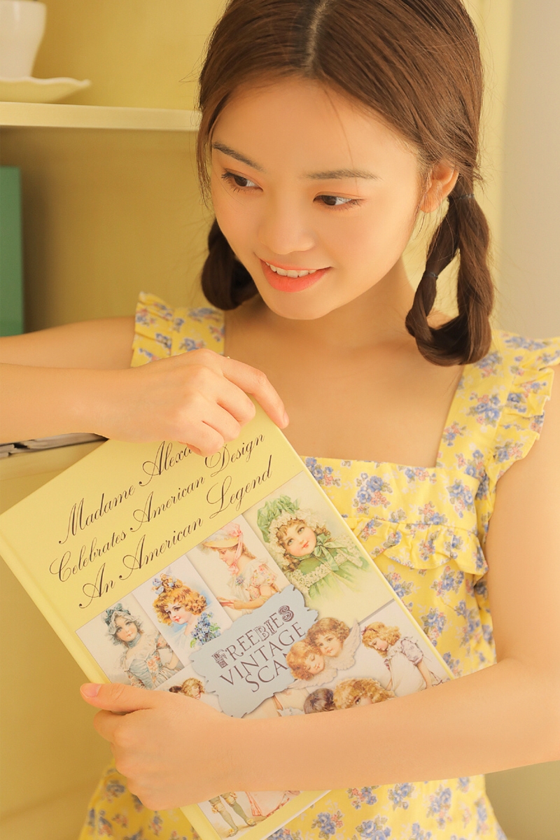 麻花辫美眉吊带碎花裙室内写真