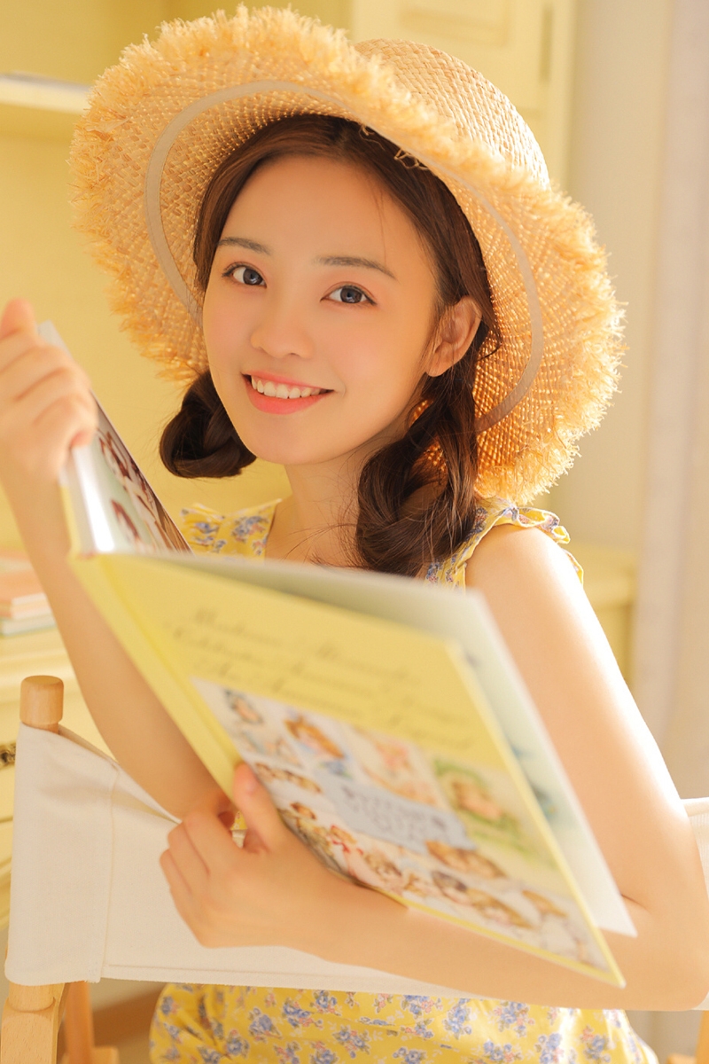 麻花辫美眉吊带碎花裙室内写真