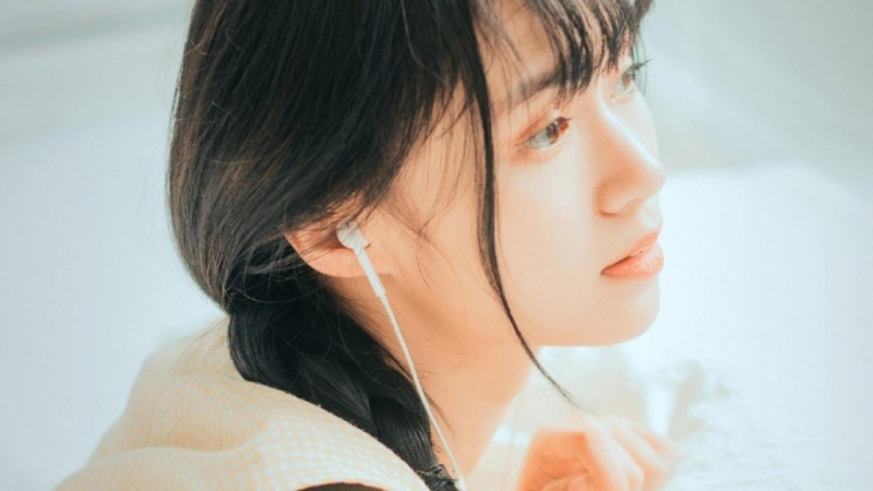 麻花辫美少女乖巧文静居家写真