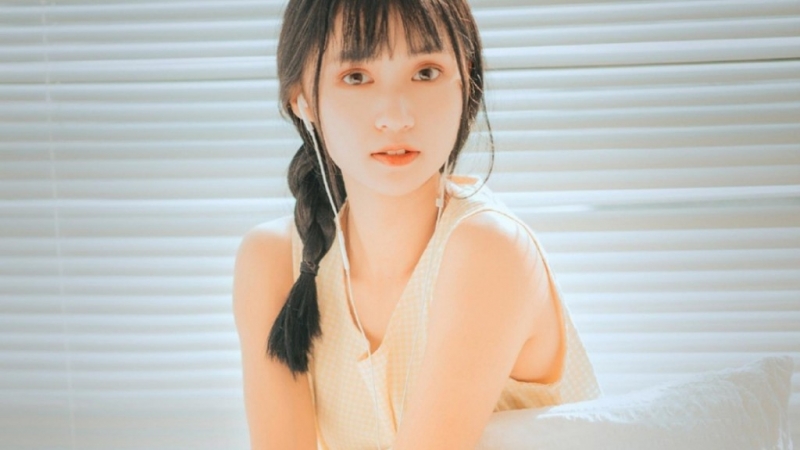 麻花辫美少女乖巧文静居家写真