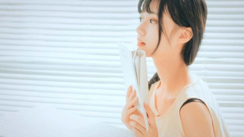 麻花辫美少女乖巧文静居家写真