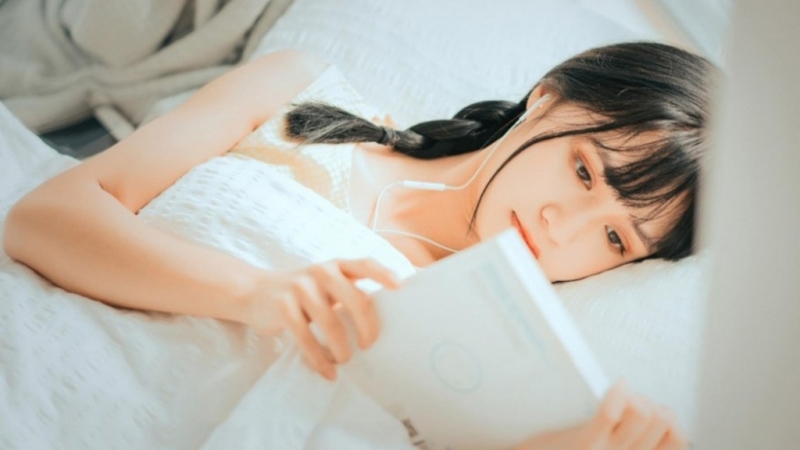 麻花辫美少女乖巧文静居家写真