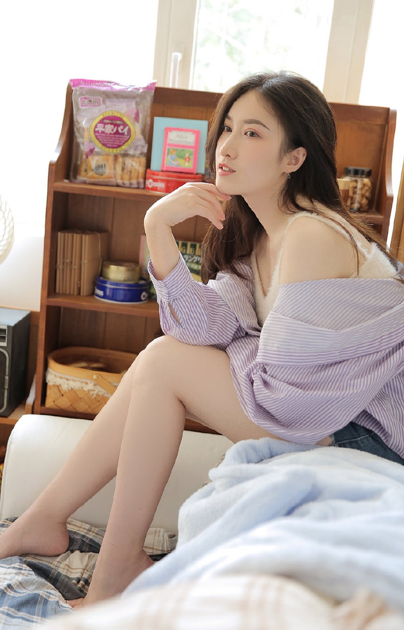 床上美女香肩美腿极品销魂私拍