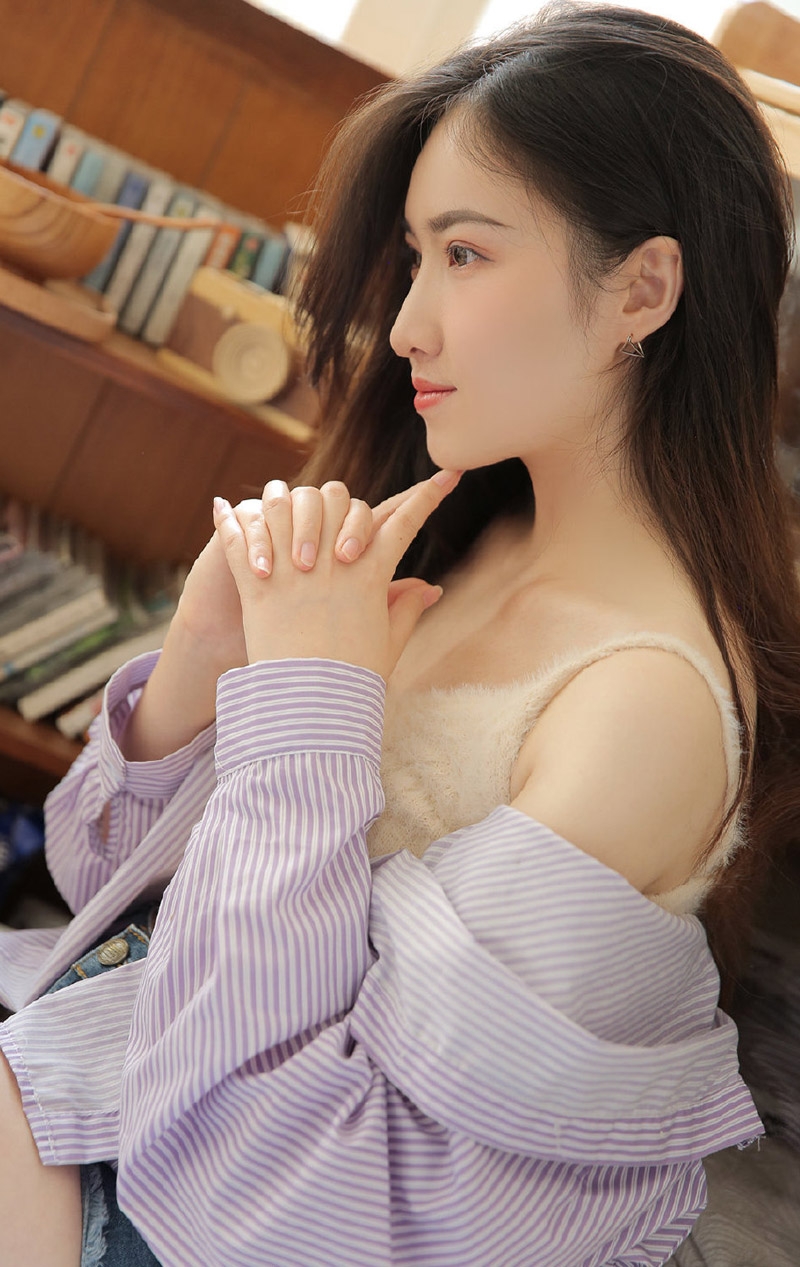 床上美女香肩美腿极品销魂私拍