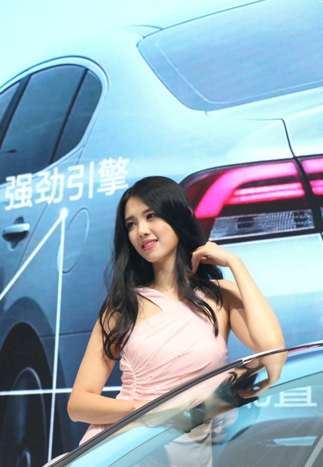 性感美女车模超短裙高跟鞋私拍