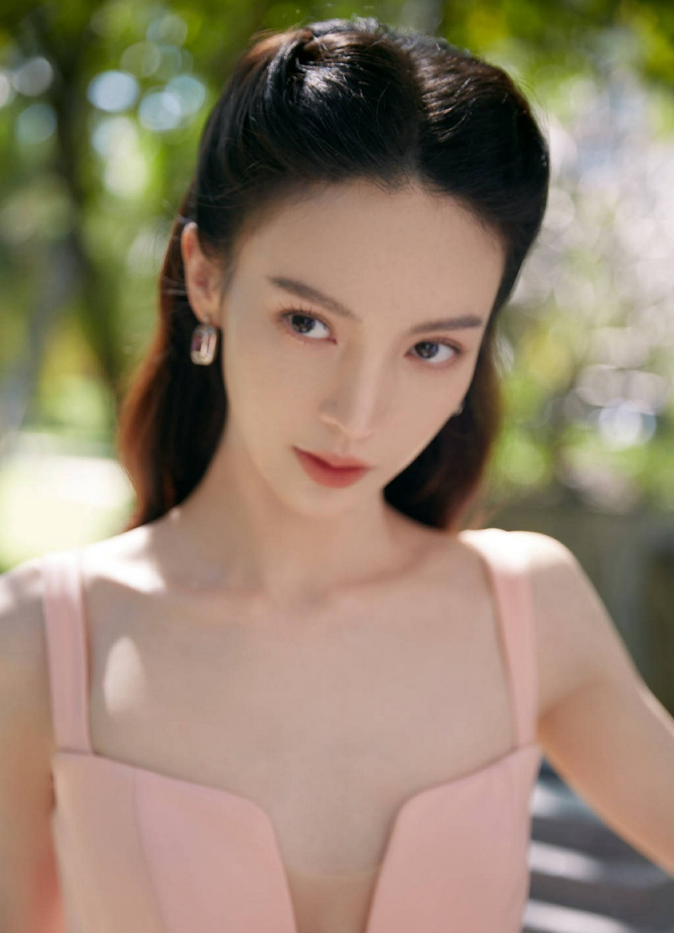 金晨粉色吊带开衩长裙性感撩人