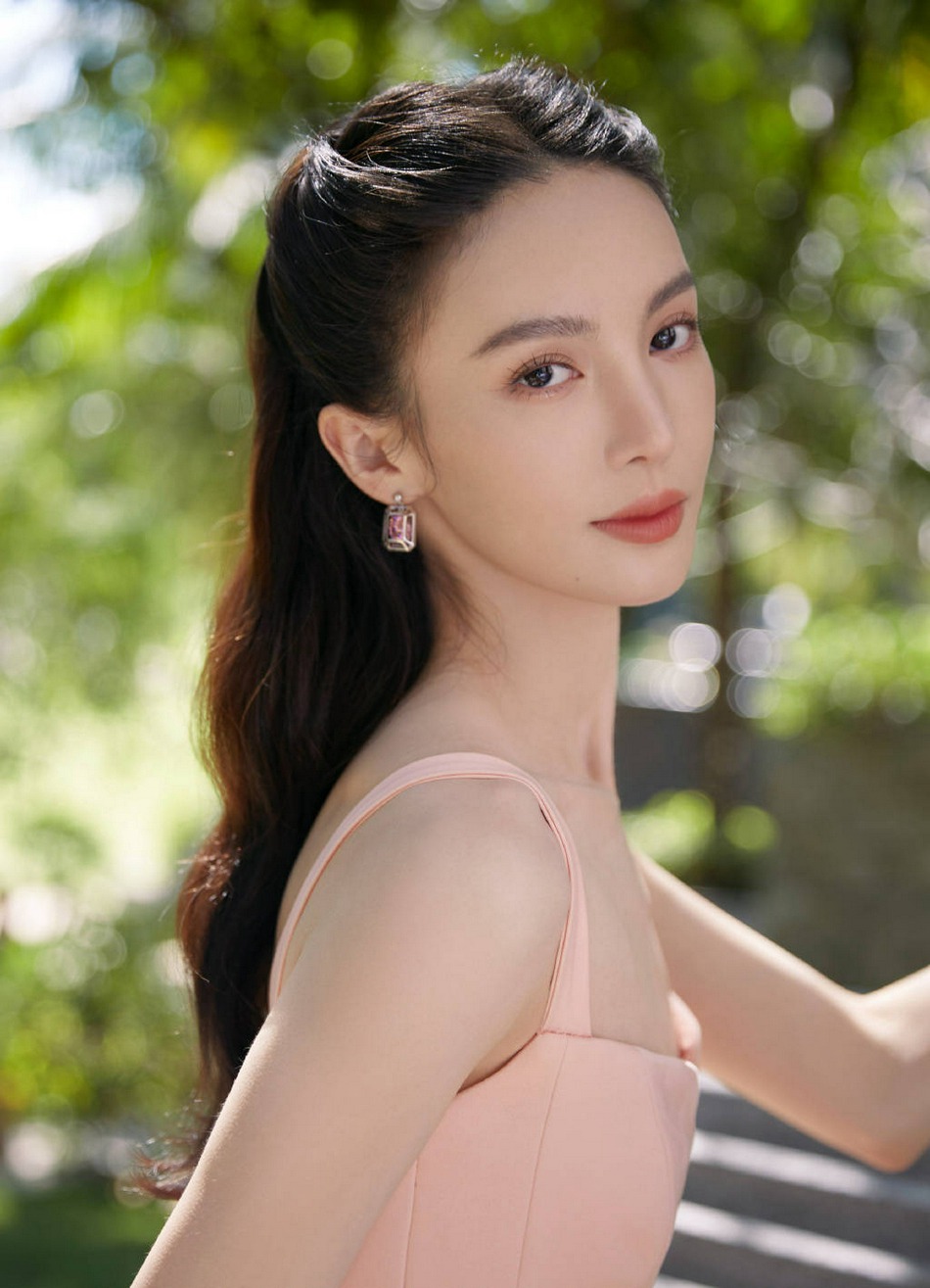 金晨粉色吊带开衩长裙性感撩人