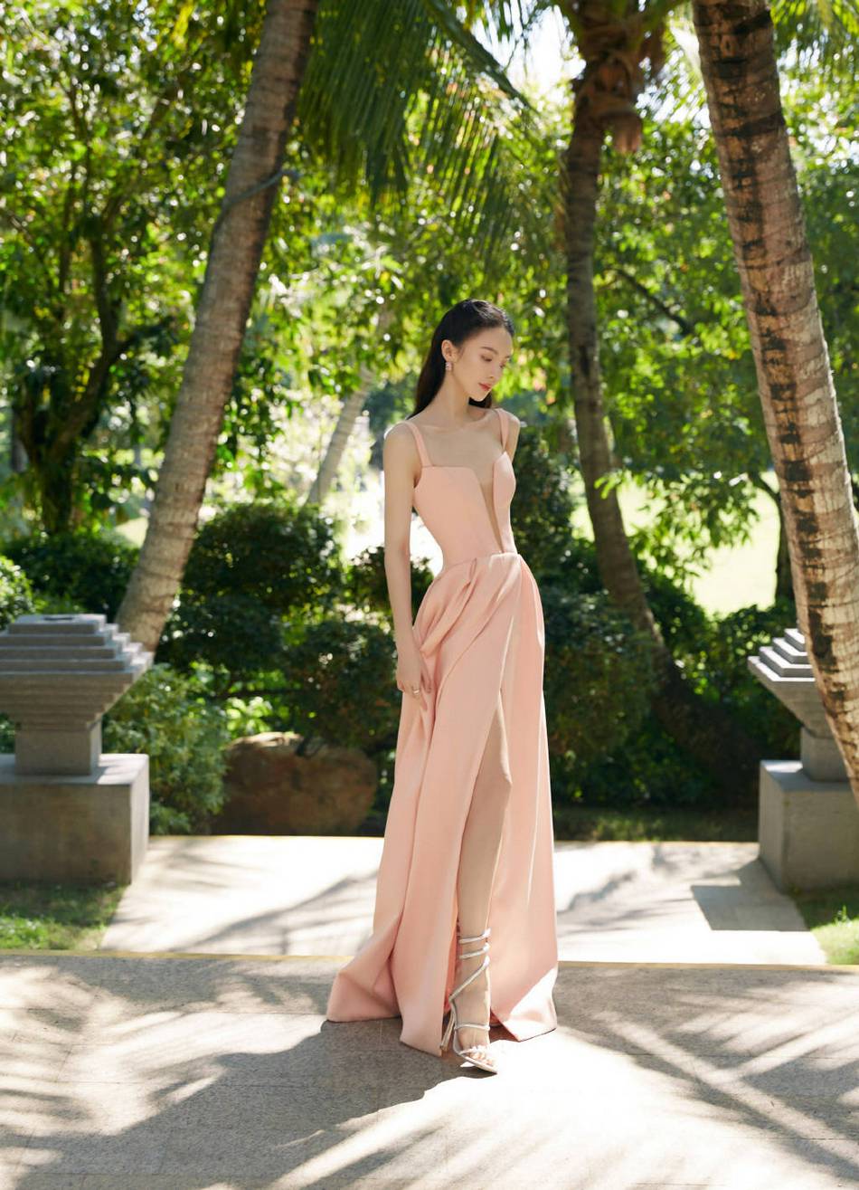 金晨粉色吊带开衩长裙性感撩人