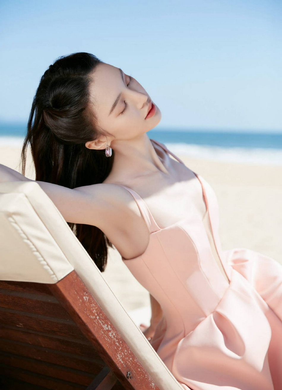 金晨粉色吊带开衩长裙性感撩人