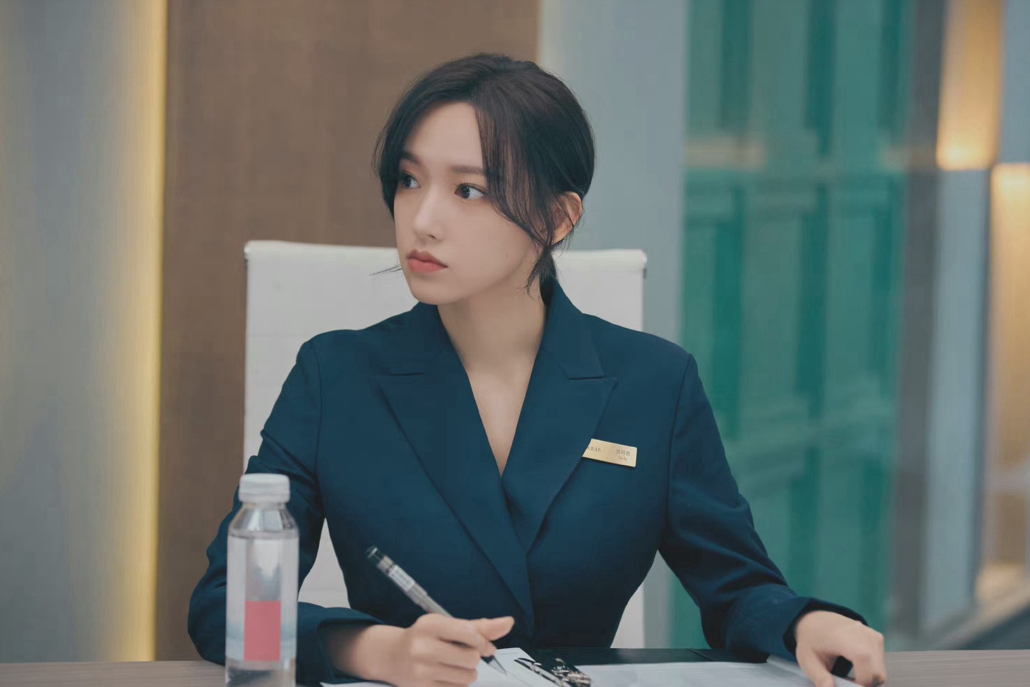程潇把职场造型拿捏了！电视剧《良言写意》程潇职场造型图