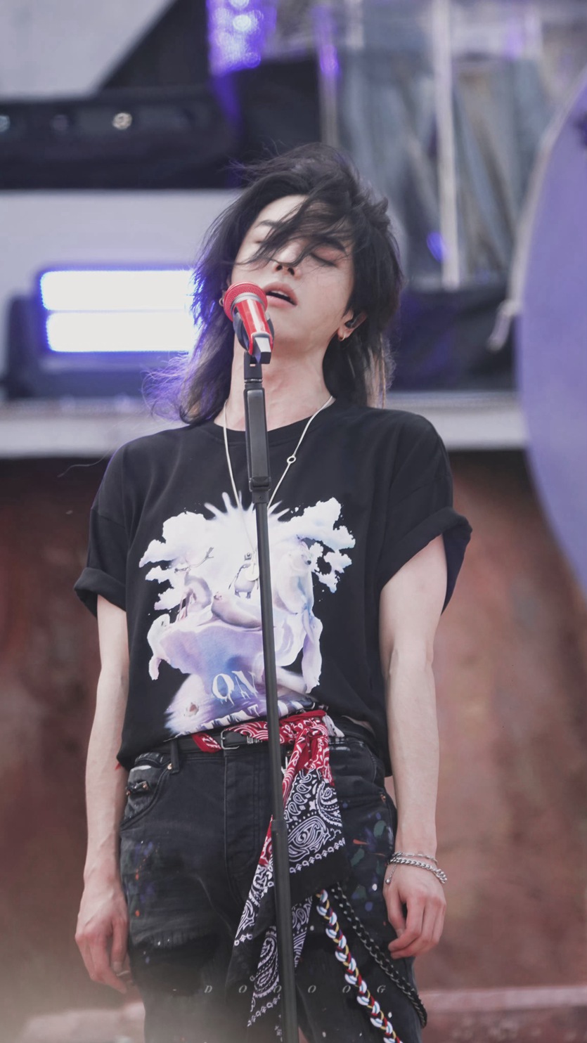 华晨宇演唱会《异类》开场挑染白发惊喜满满