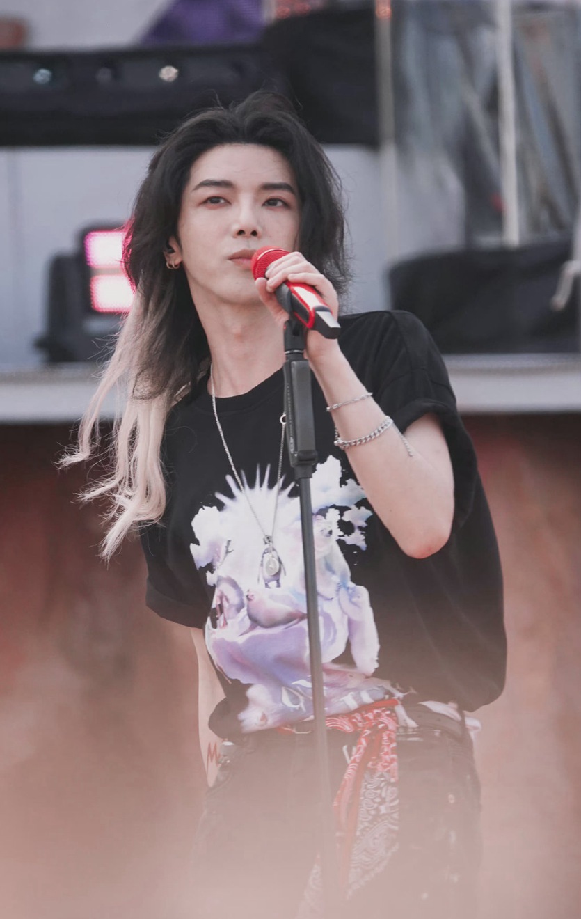 华晨宇演唱会《异类》开场挑染白发惊喜满满