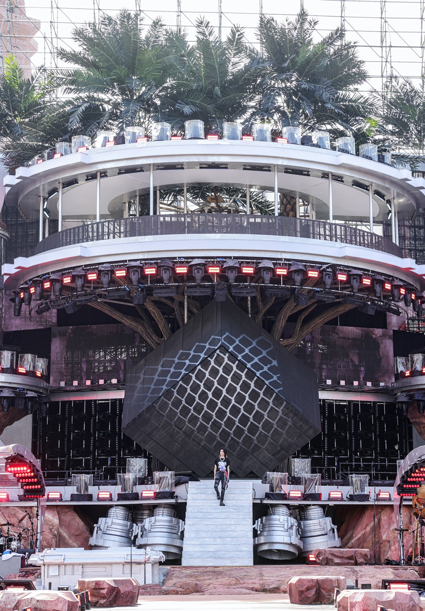 华晨宇演唱会《异类》开场挑染白发惊喜满满