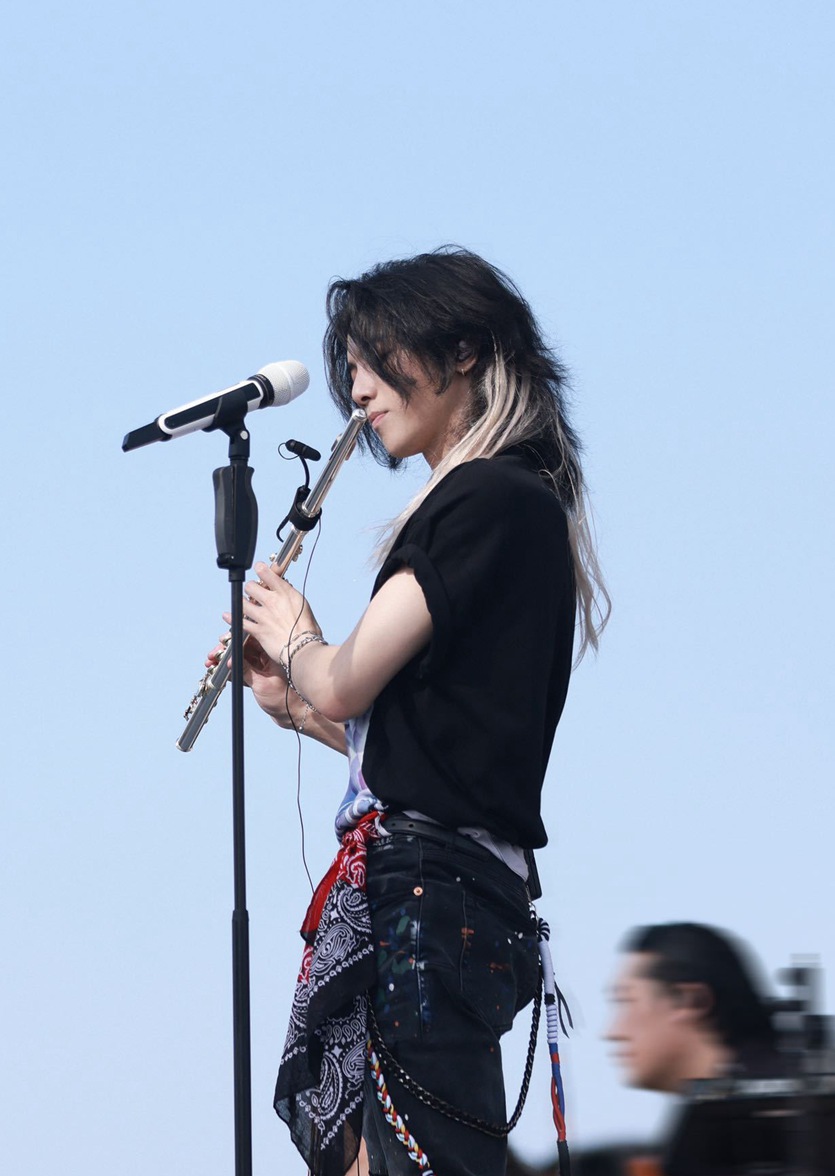 华晨宇演唱会《异类》开场挑染白发惊喜满满