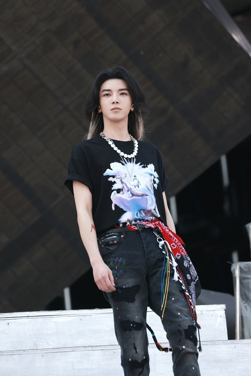 华晨宇演唱会《异类》开场挑染白发惊喜满满