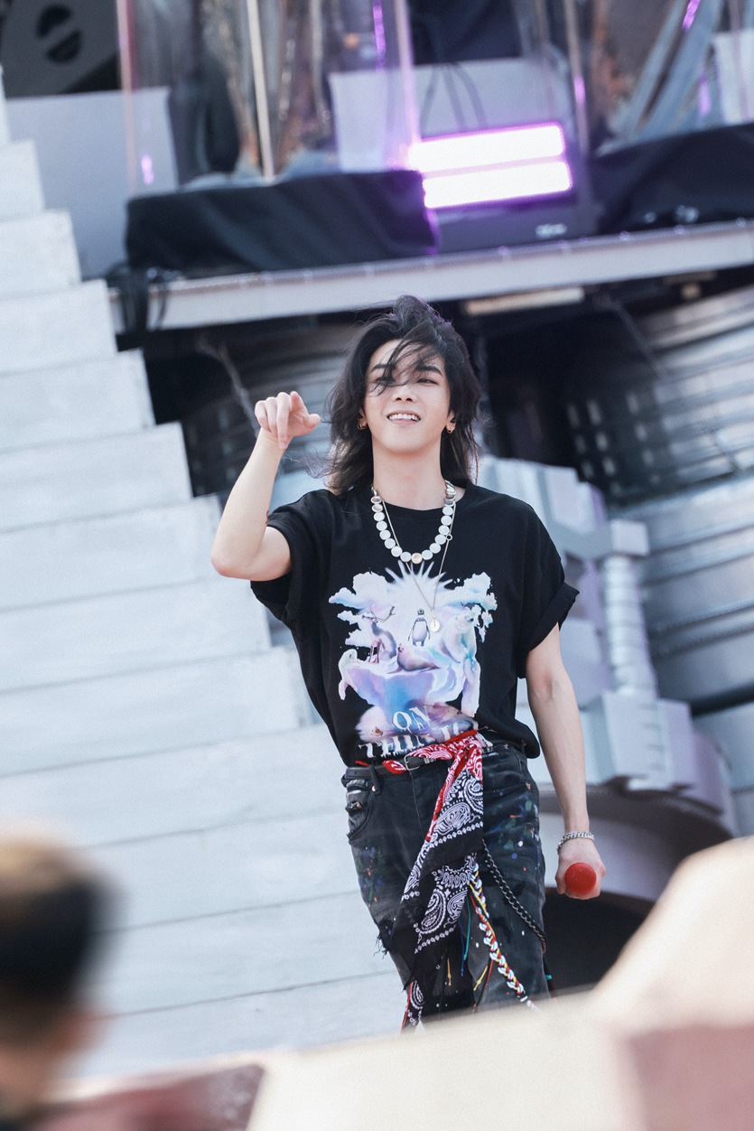 华晨宇演唱会《异类》开场挑染白发惊喜满满