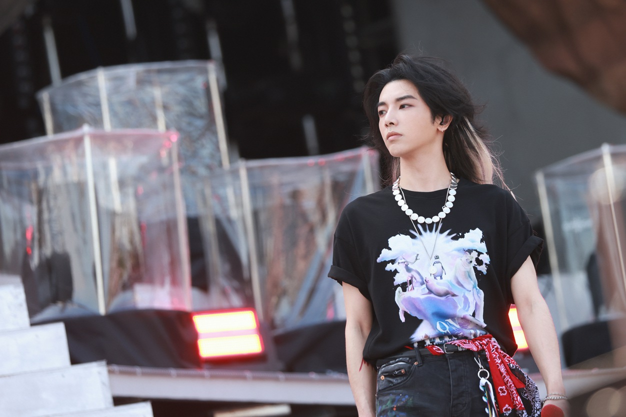 华晨宇演唱会《异类》开场挑染白发惊喜满满