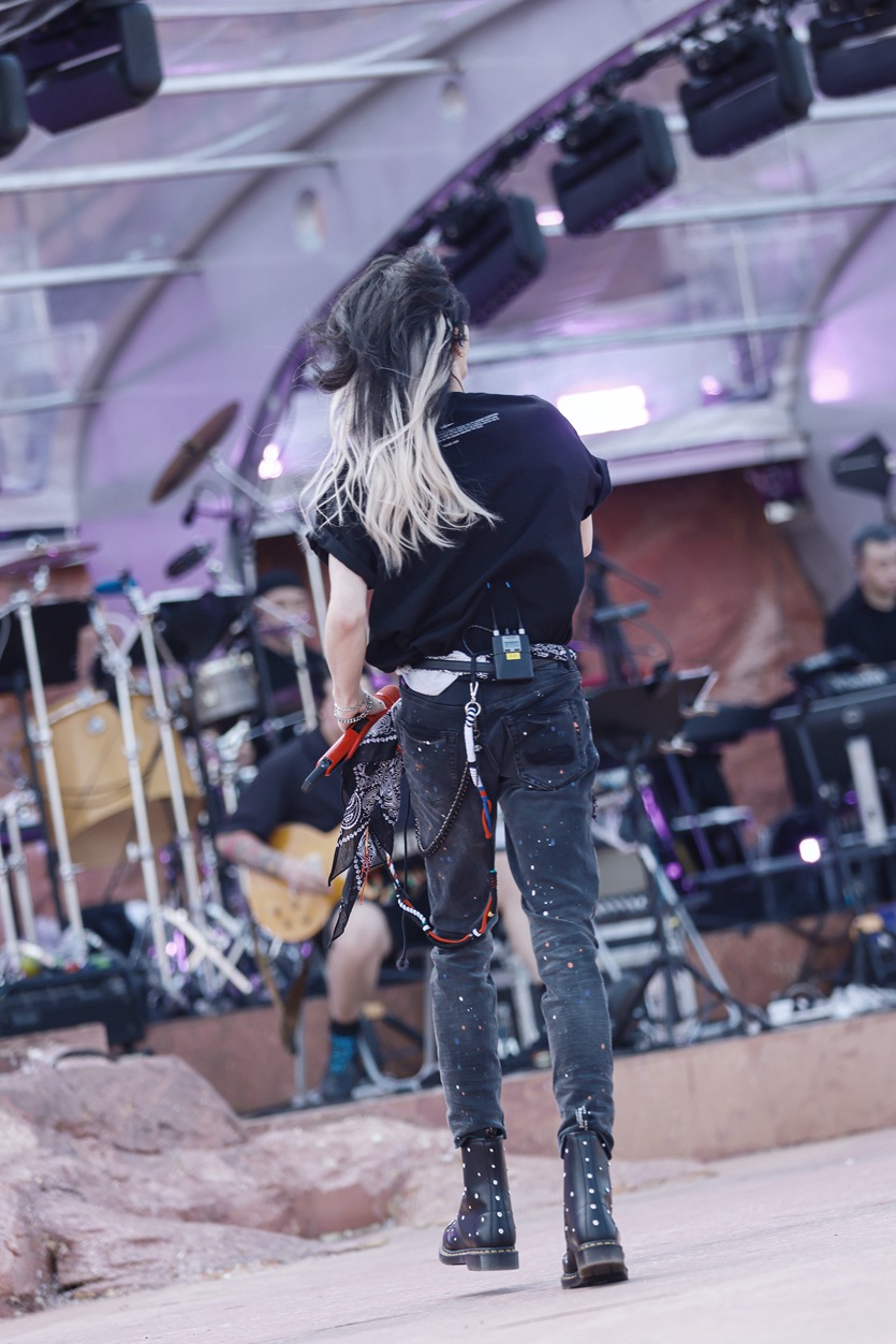 华晨宇演唱会《异类》开场挑染白发惊喜满满