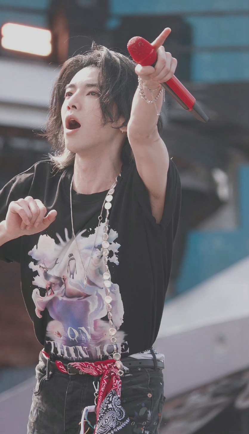 华晨宇演唱会《异类》开场挑染白发惊喜满满