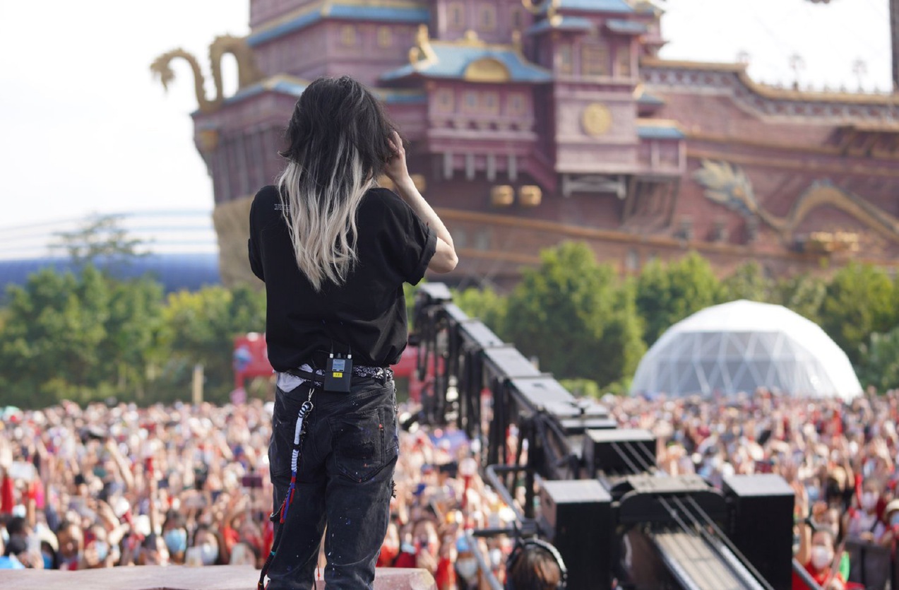 华晨宇演唱会《异类》开场挑染白发惊喜满满