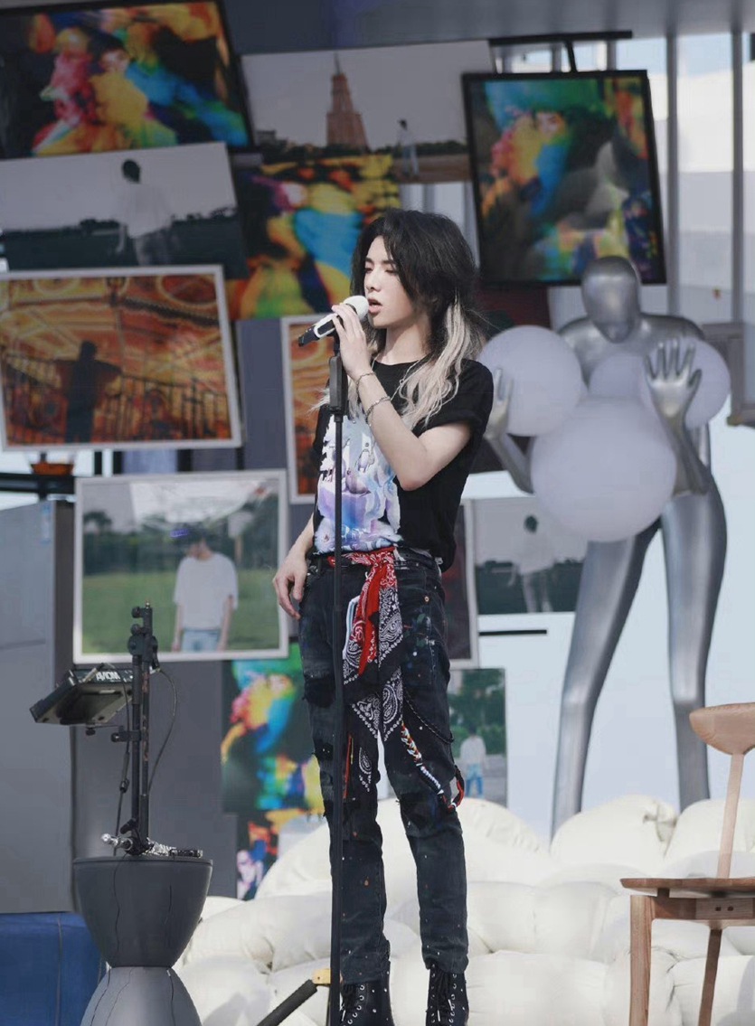 华晨宇演唱会《异类》开场挑染白发惊喜满满