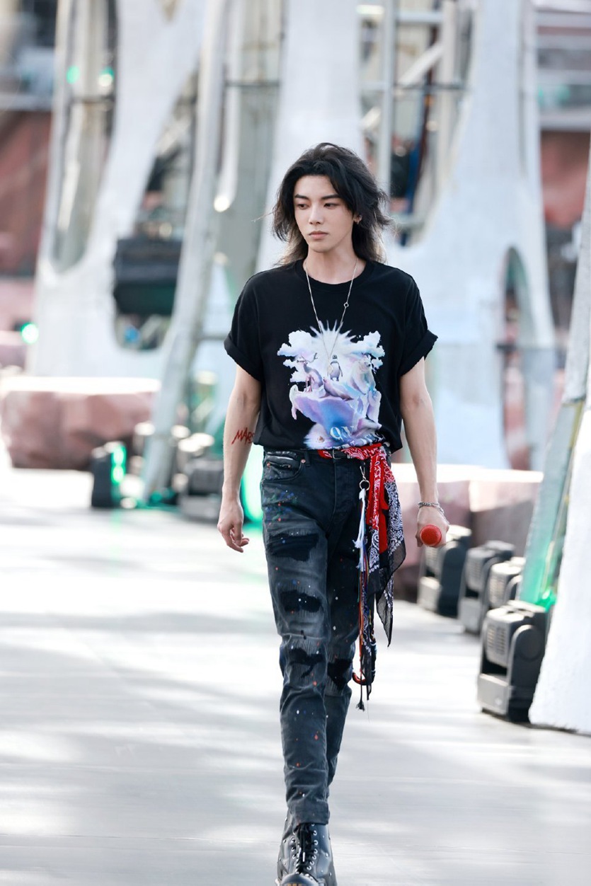 华晨宇演唱会《异类》开场挑染白发惊喜满满