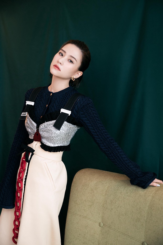 何超莲拼色长裙格调十足写真美照