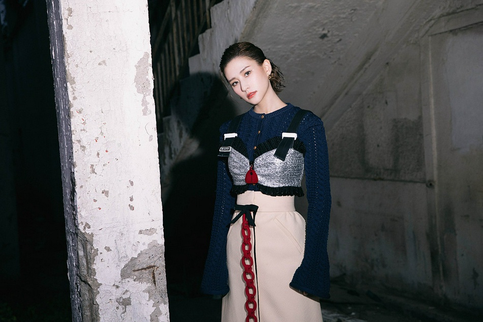 何超莲拼色长裙格调十足写真美照