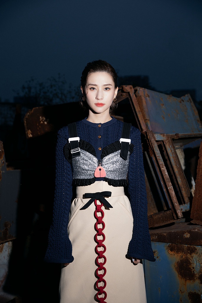 何超莲拼色长裙格调十足写真美照