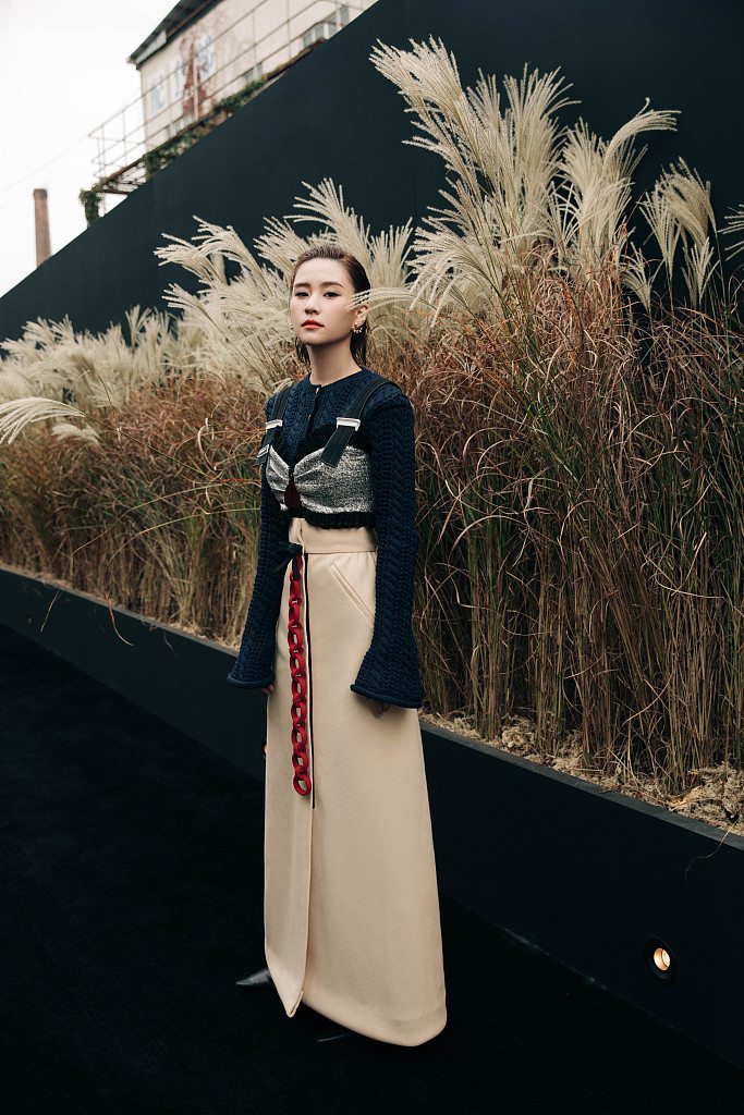 何超莲拼色长裙格调十足写真美照