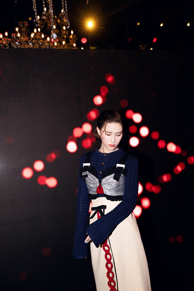 何超莲拼色长裙格调十足写真美照