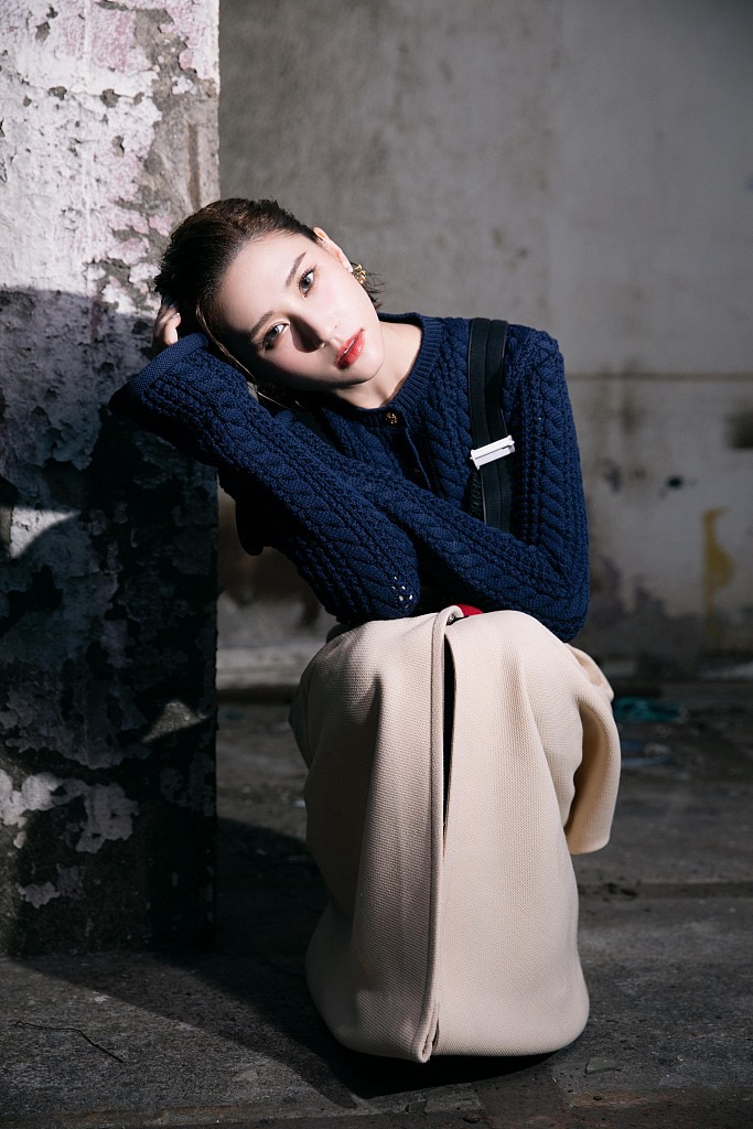 何超莲拼色长裙格调十足写真美照