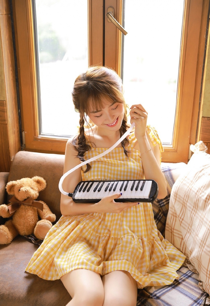 麻花辫美女吊带连衣裙室内写真