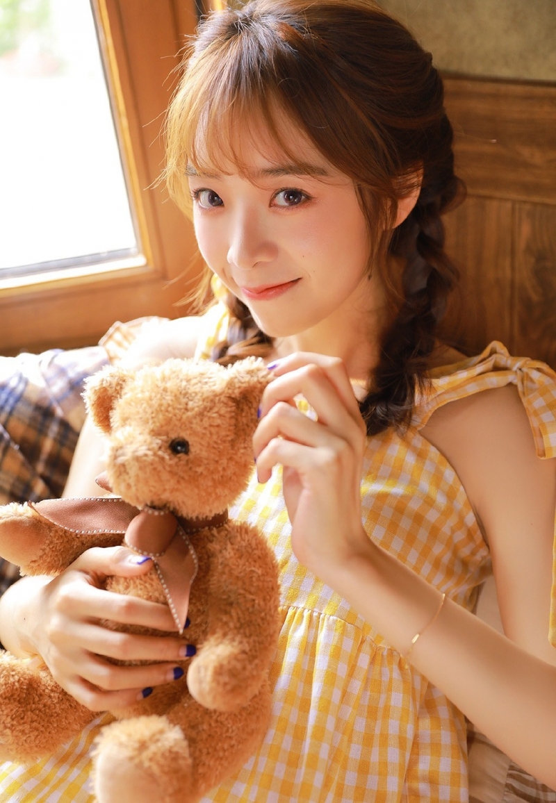 麻花辫美女吊带连衣裙室内写真