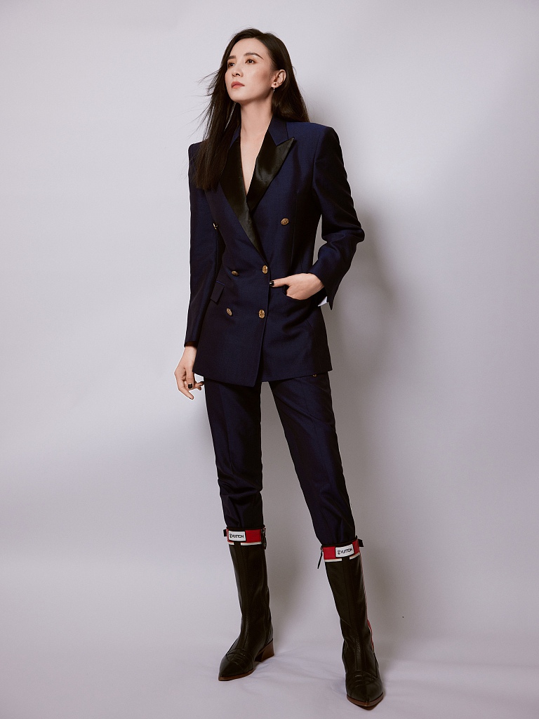 宋佳深蓝色制服化身女舰长写真