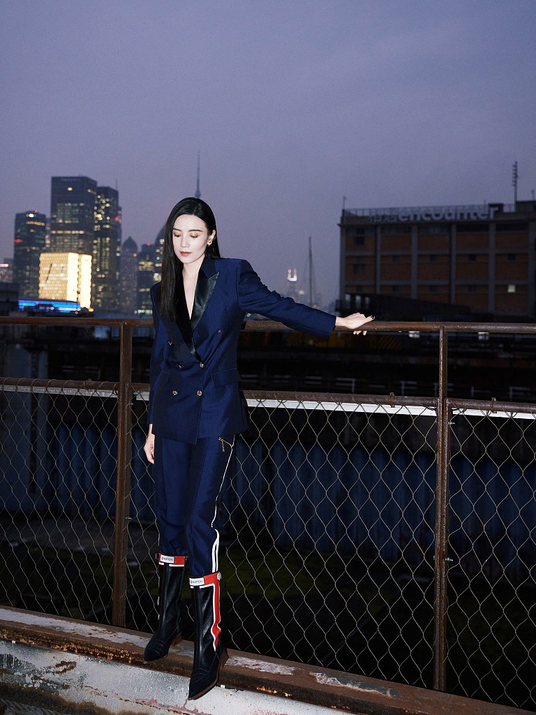 宋佳深蓝色制服化身女舰长写真