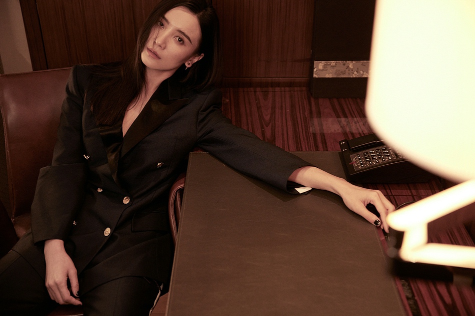 宋佳深蓝色制服化身女舰长写真