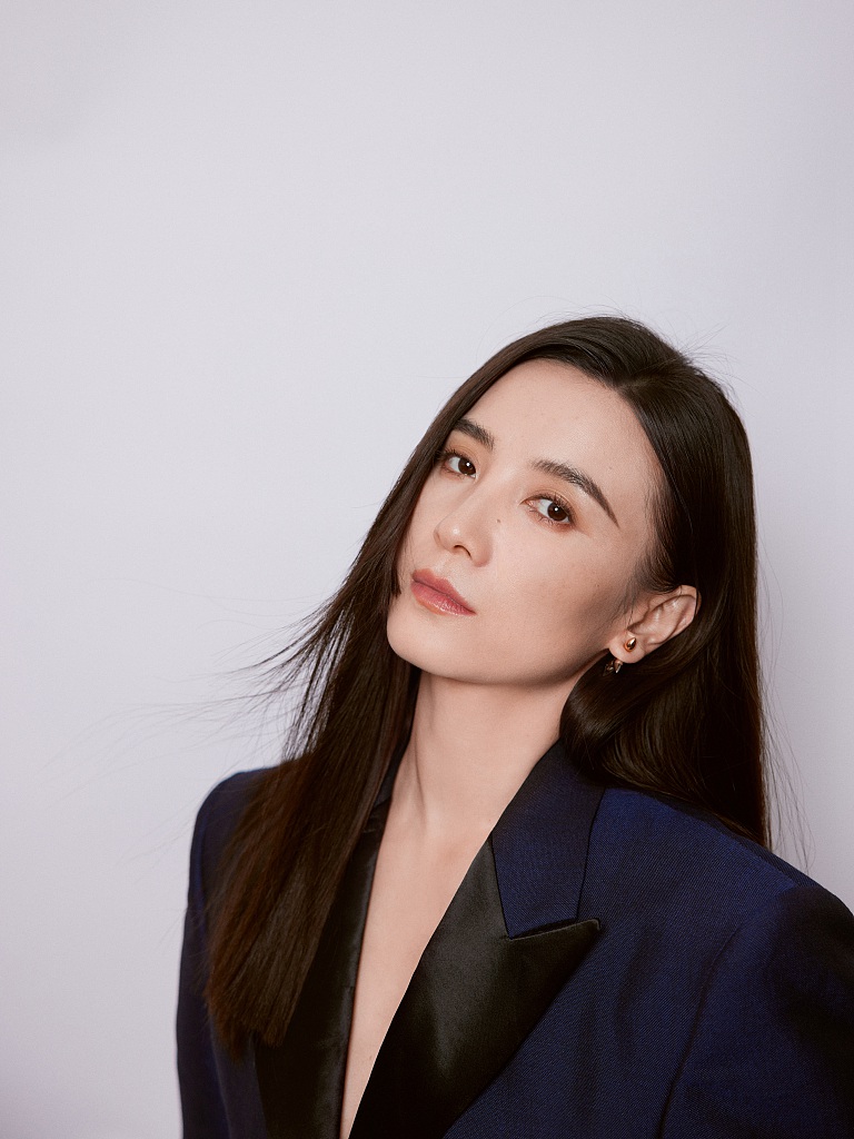 宋佳深蓝色制服化身女舰长写真