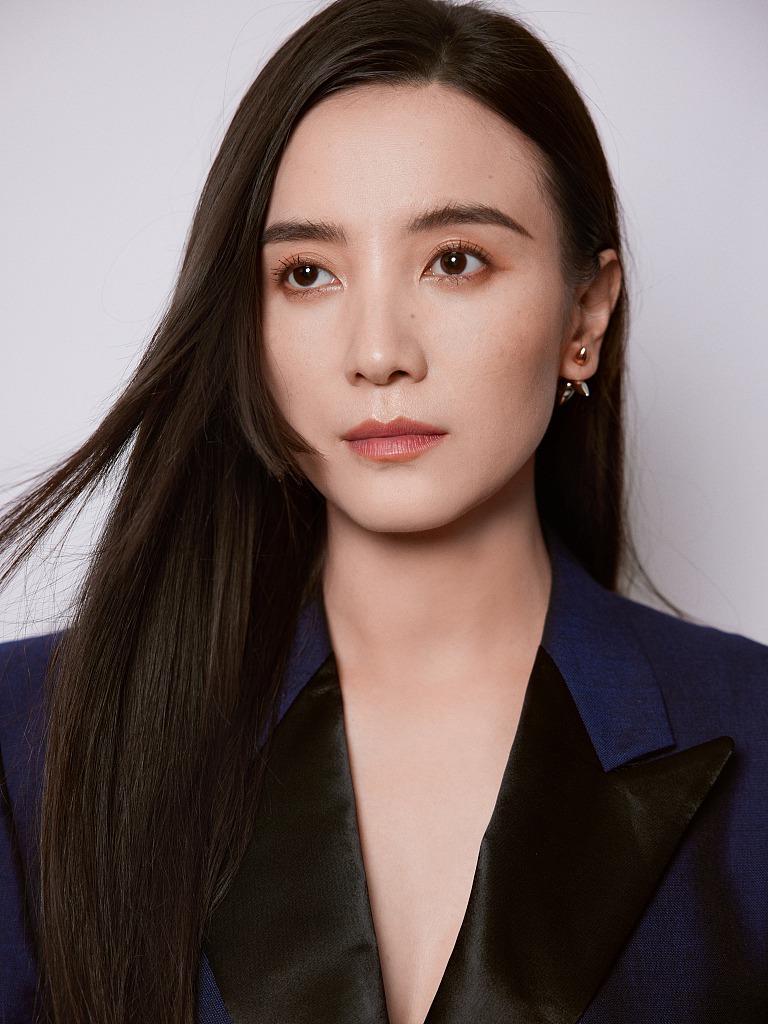 宋佳深蓝色制服化身女舰长写真