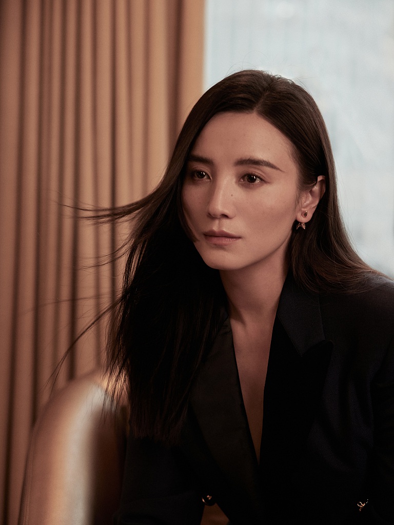 宋佳深蓝色制服化身女舰长写真