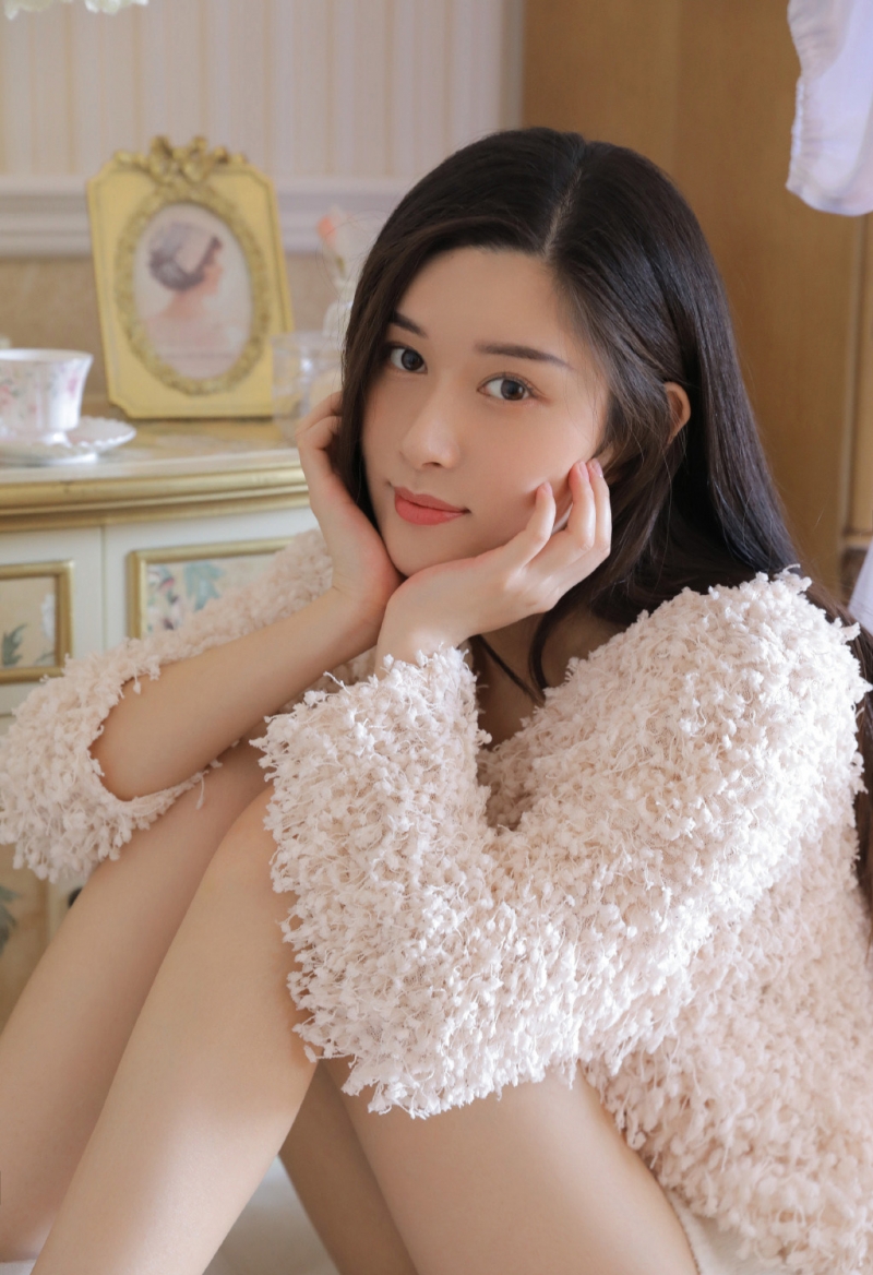 大长腿小姐姐黑长直发私房写真