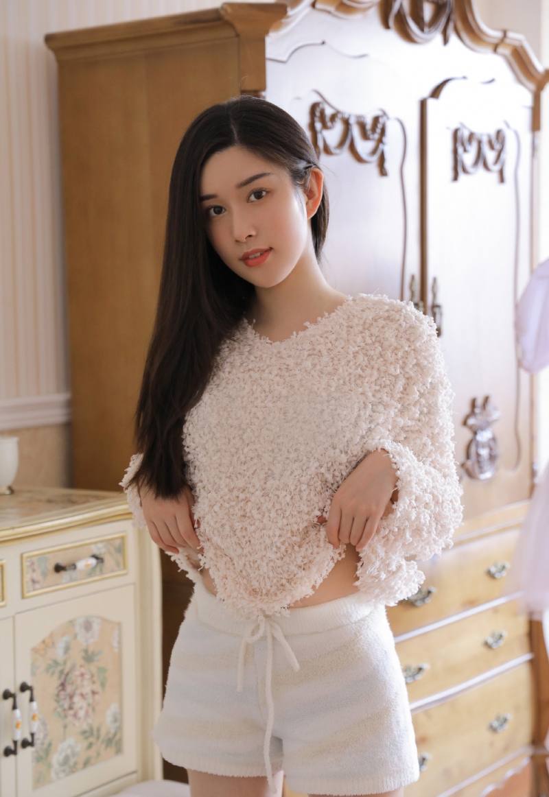 大长腿小姐姐黑长直发私房写真