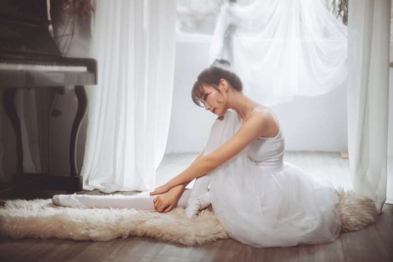 丸子头小姐姐白丝美腿室内写真