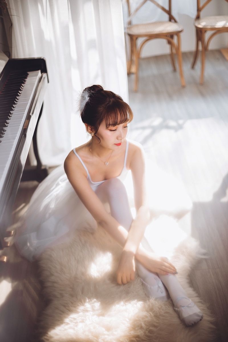 丸子头小姐姐白丝美腿室内写真