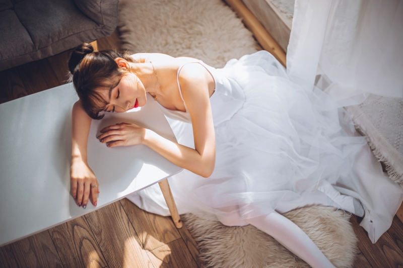 丸子头小姐姐白丝美腿室内写真