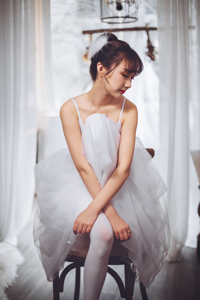 丸子头小姐姐白丝美腿室内写真