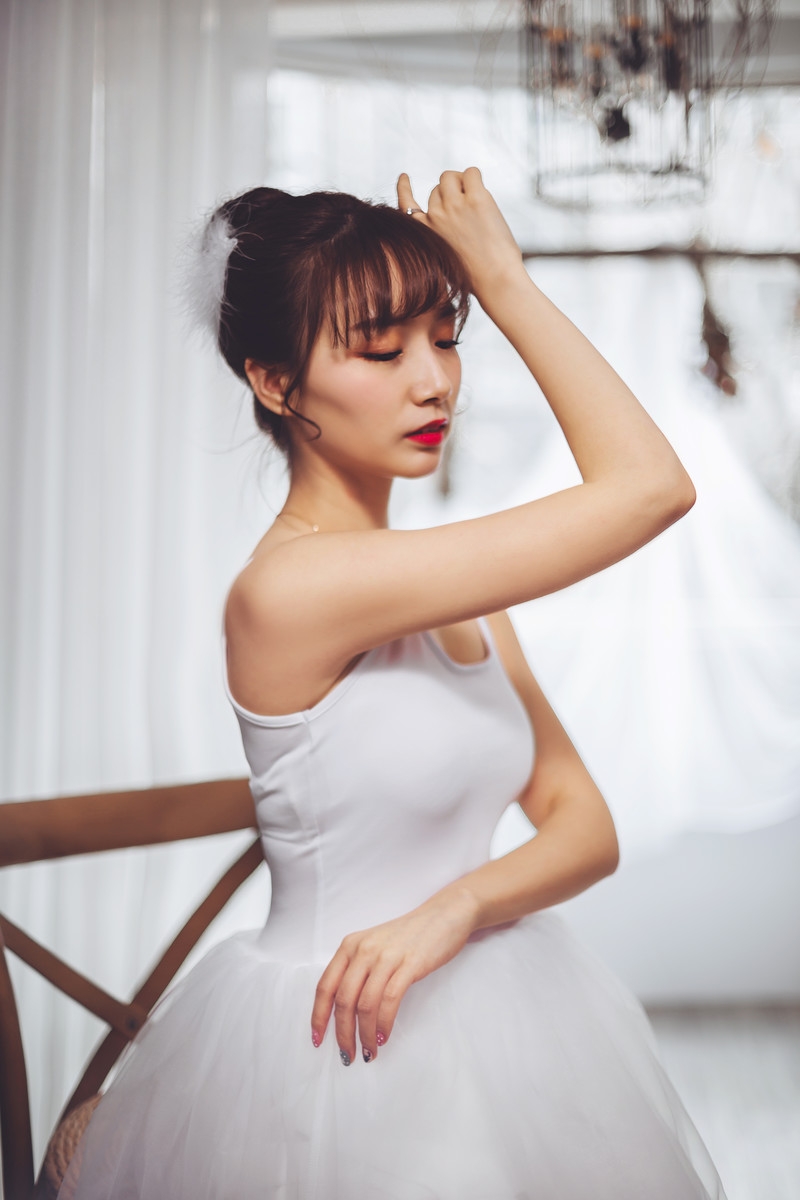 丸子头小姐姐白丝美腿室内写真