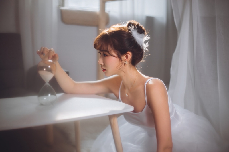 丸子头小姐姐白丝美腿室内写真